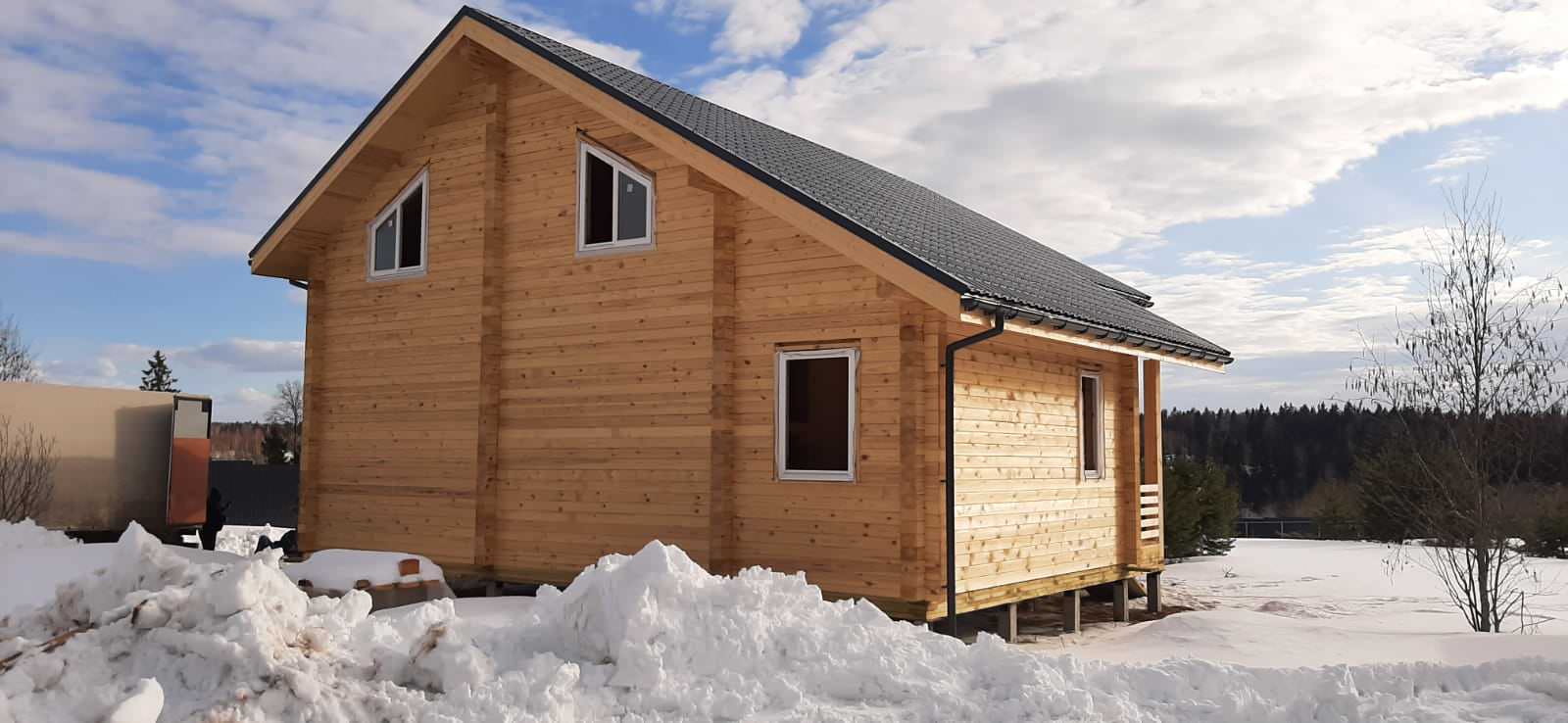 Дом из профилированного бруса по проекту "Зеленый бор"