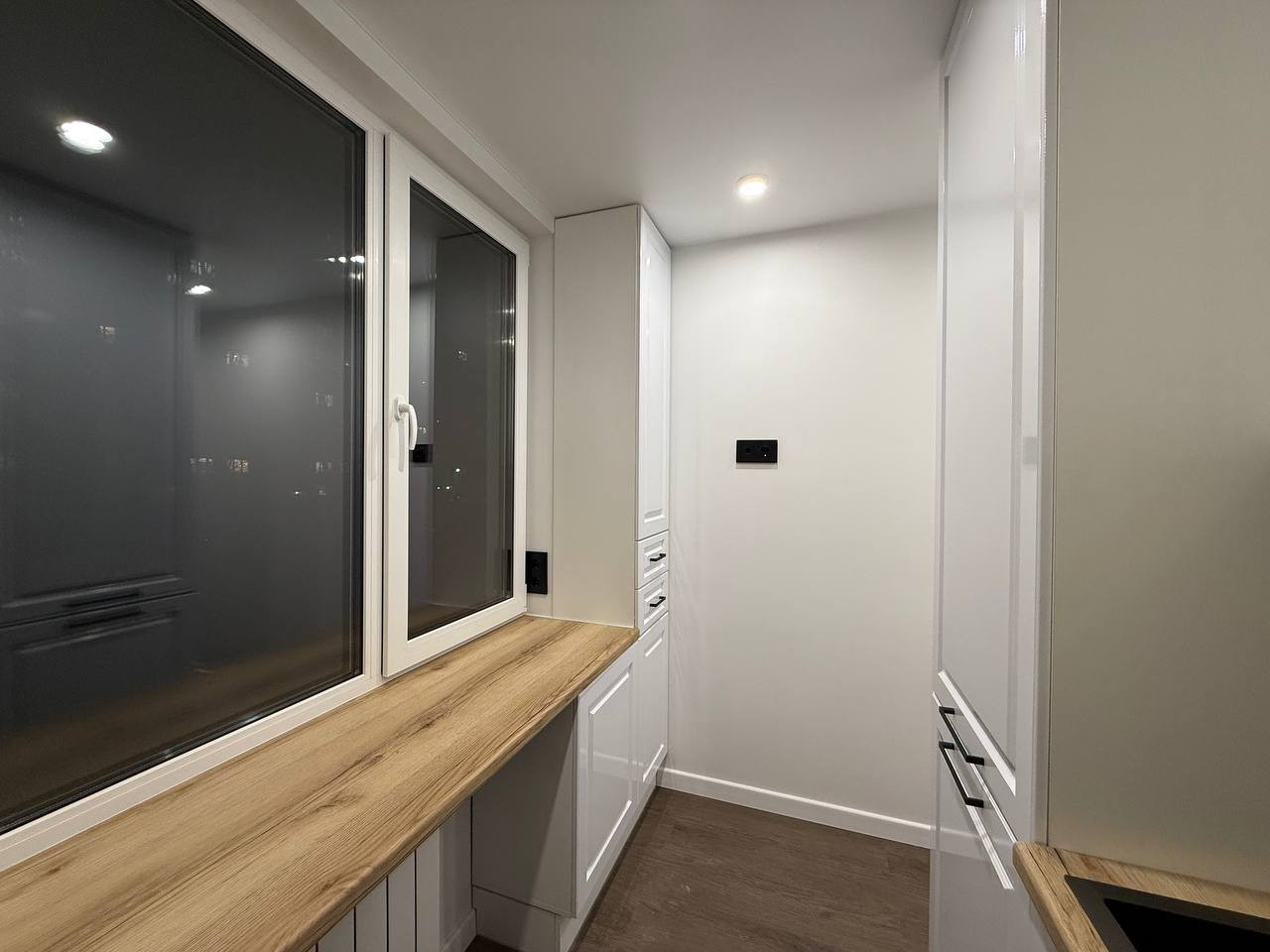 Метро Большевиков, Дом 1960 года постройки.