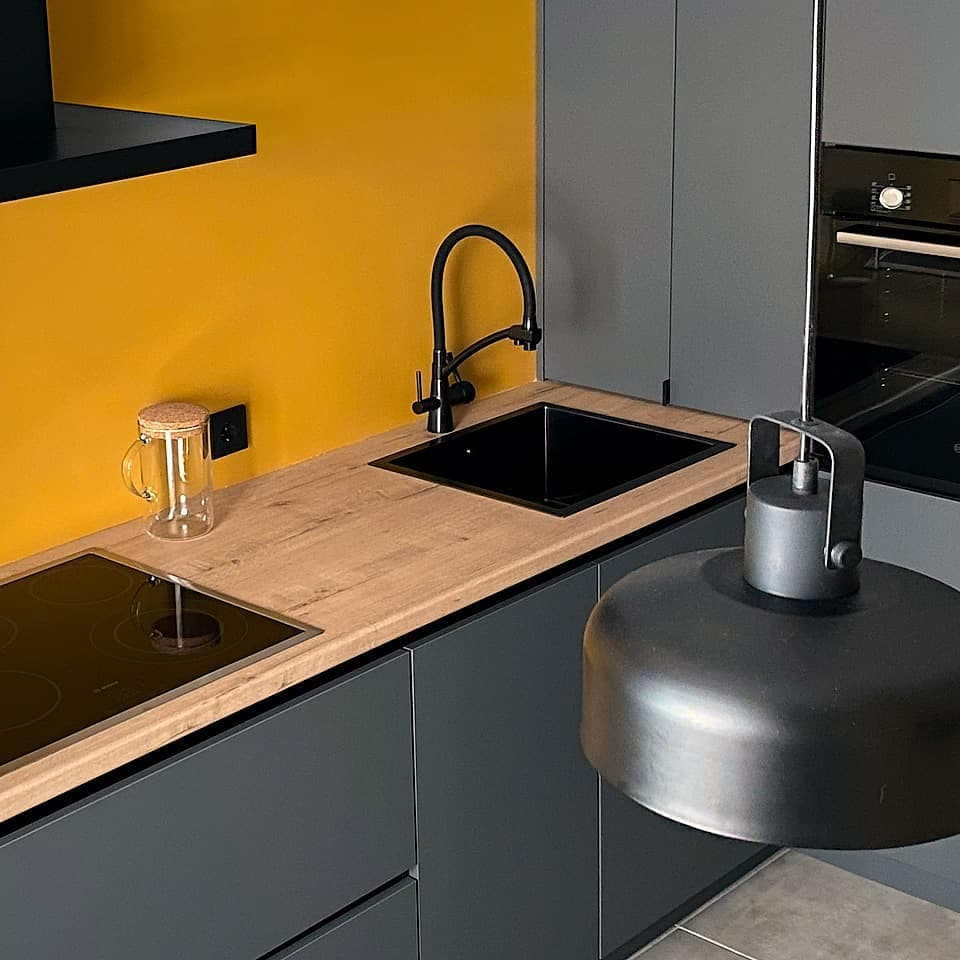 Стильная серая угловая кухня с экстраматовыми фасадами