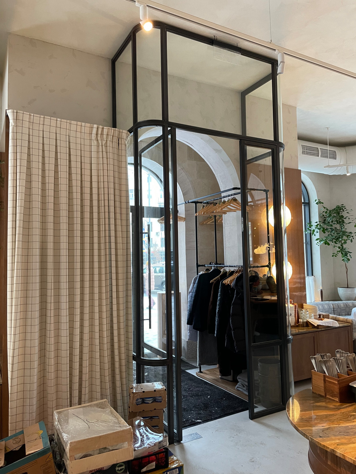 Обложка проекта: Тамбур с вешалкой в ресторане EVA-2 в Хамовниках