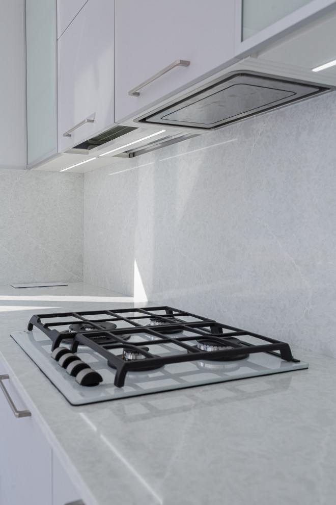 Кухня в современном стиле с каменной столешницей