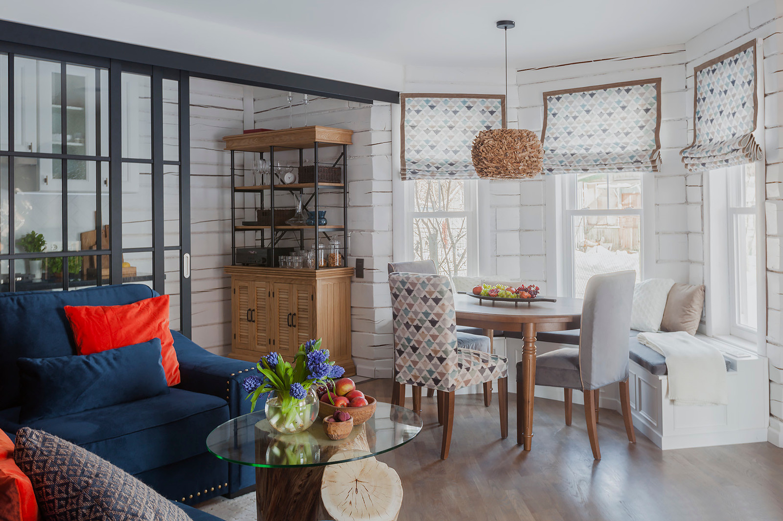 Гостиная под готовой крышей