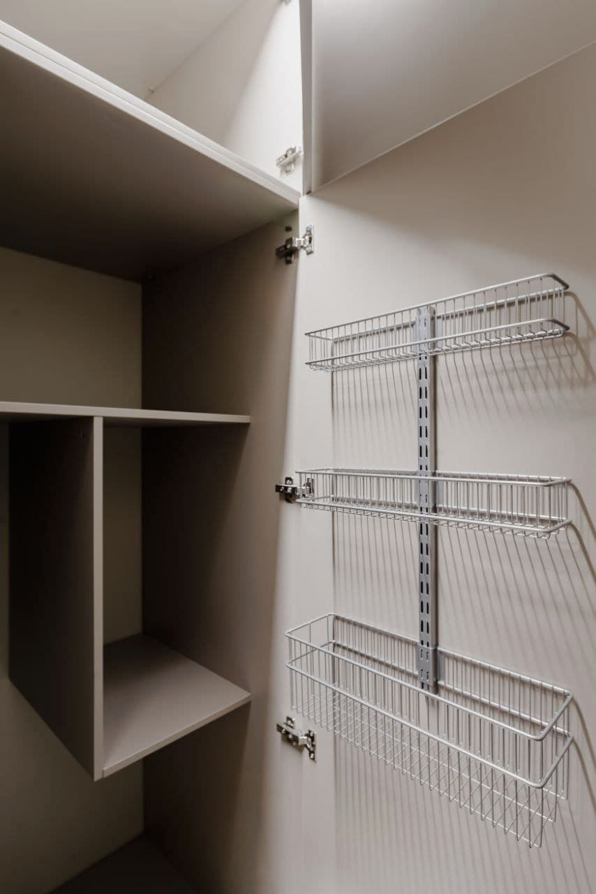 Шкаф в постирочную для стиральной и сушильной машин