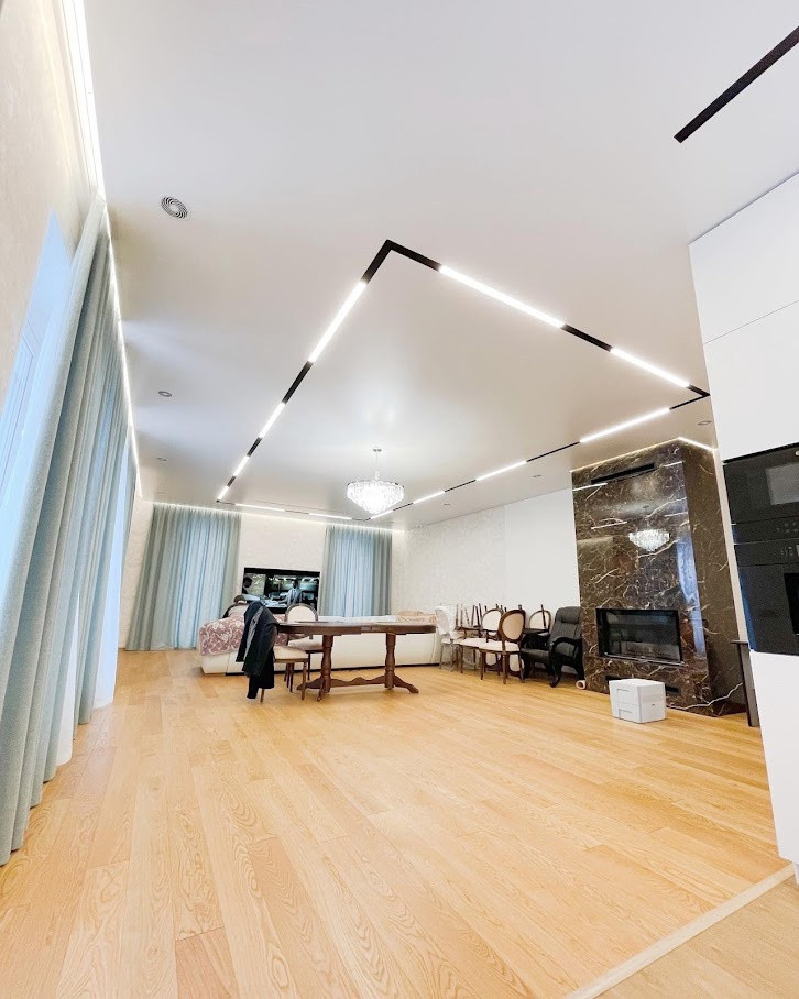 Современные потолки с линейным освещением в КП Голубой залив