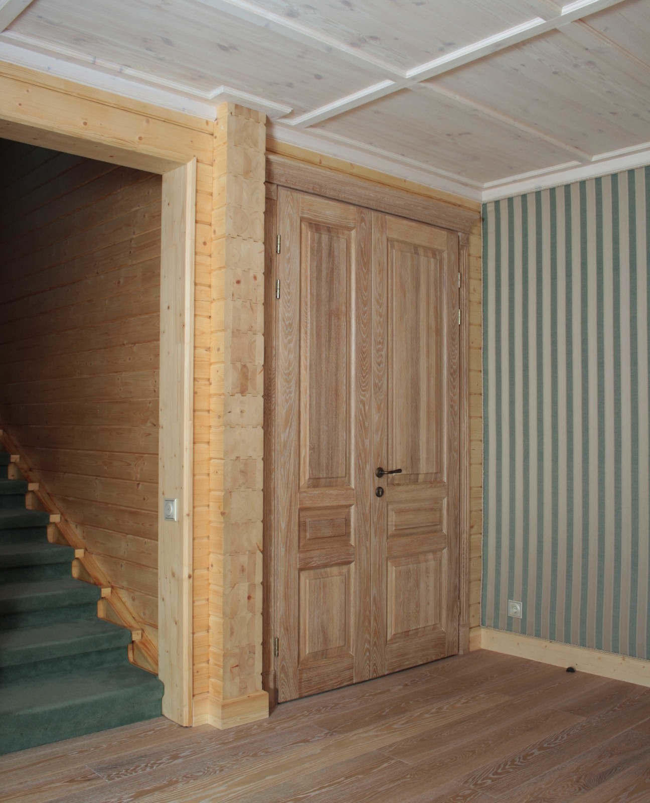 Двери из массива дуба в загородный коттедж