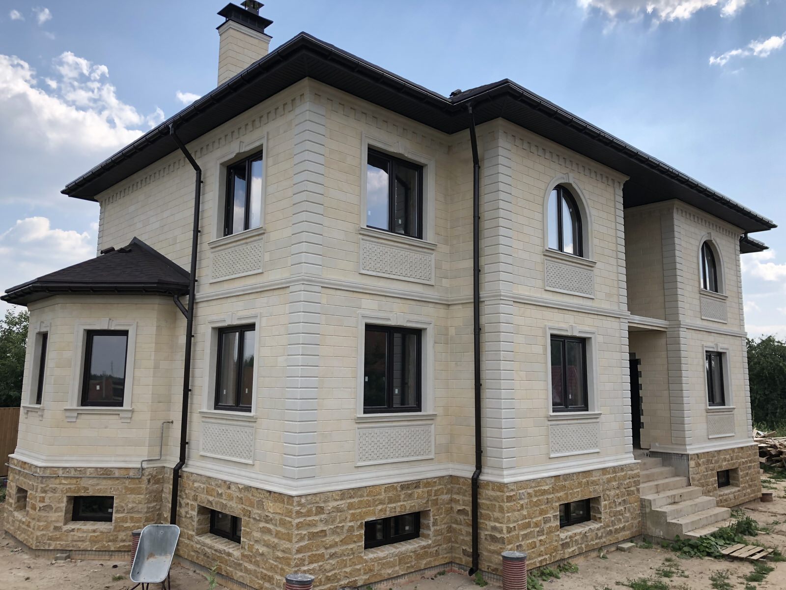 Коттедж облицованный натуральным дагестанским камнем