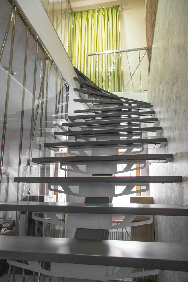 Лестница с декоративным ограждением из нержавеющей стали в частном доме