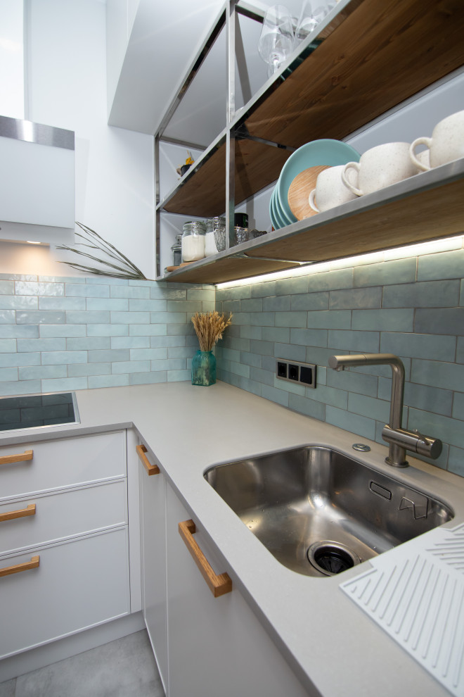 Светлая кухня в неоклассическом стиле