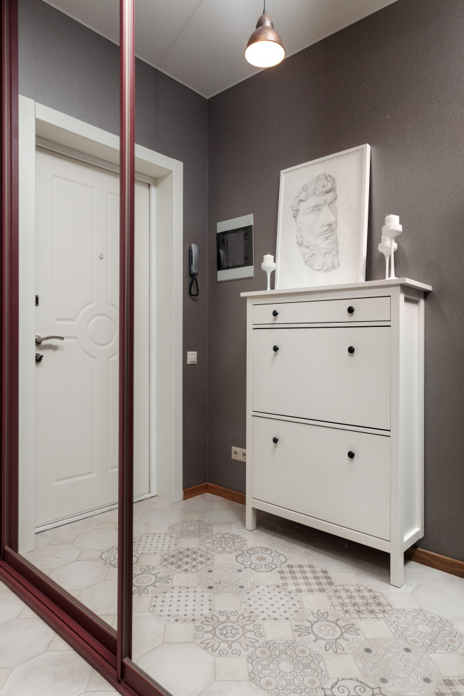 Купание красного коня. Прихожая.