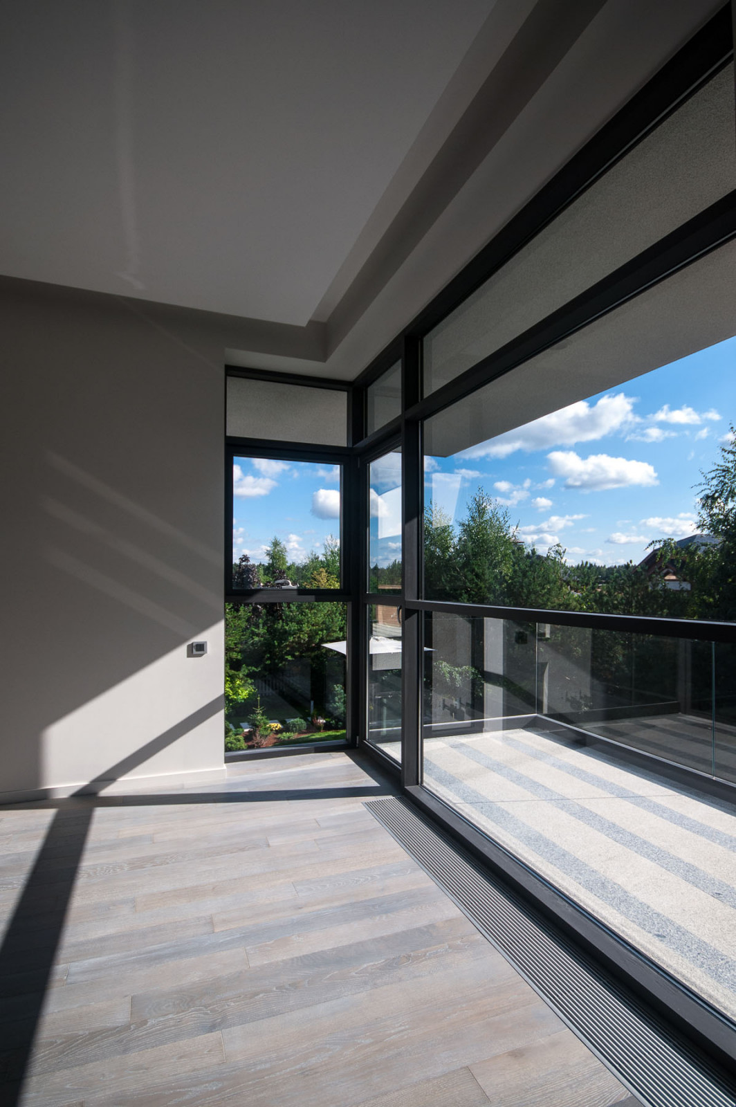 Остекление коттеджа в поселке БЕНИЛЮКС на алюминиевой системе REYNAERS