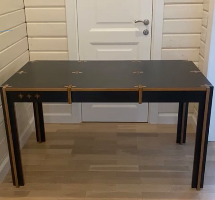 Обложка проекта: Стол + Плюс , дизайн голландского бюро Fraai , производство по лицензии в Москве