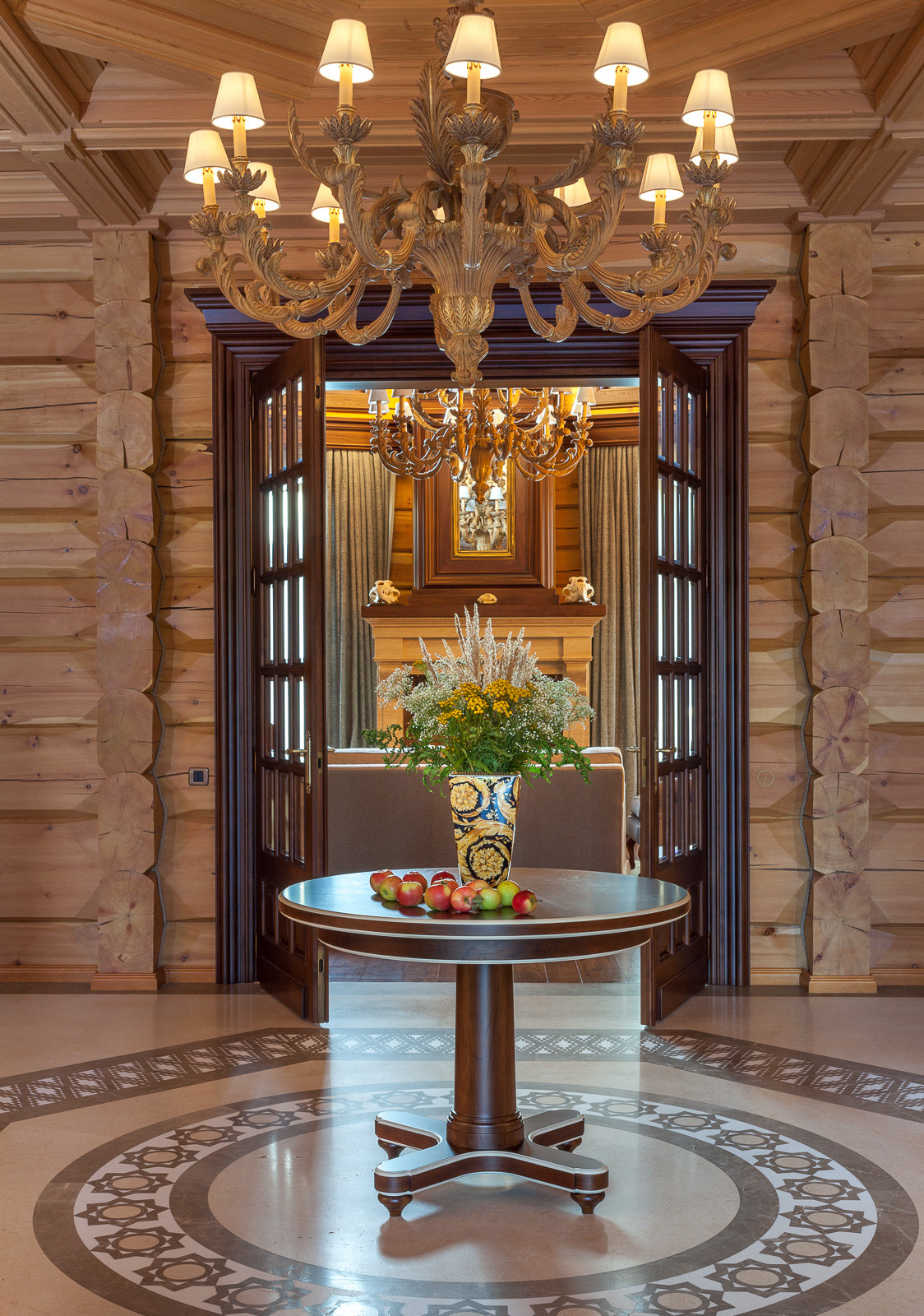 Деревянный дом в классическом стиле