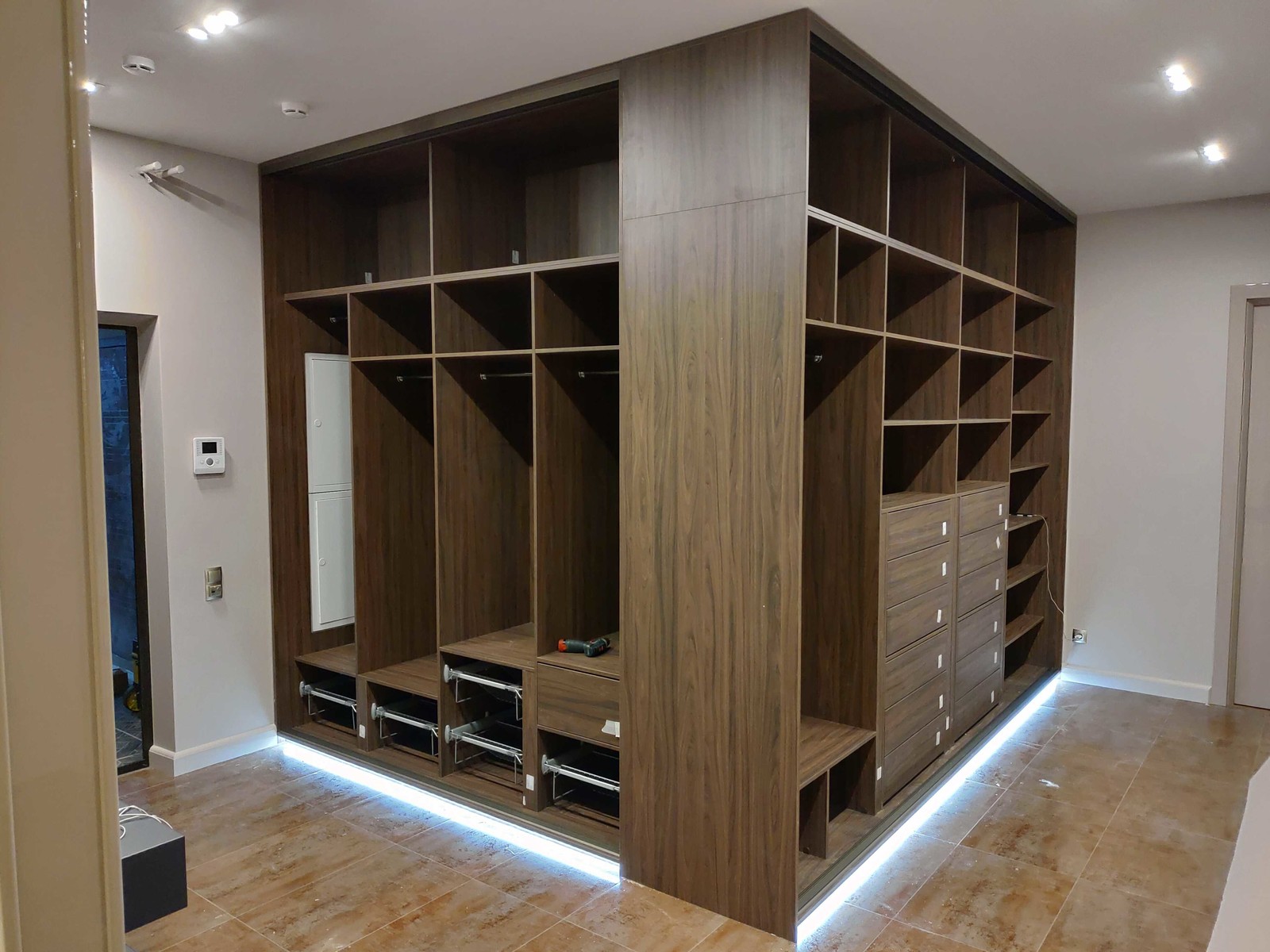 Корпусный шкаф raumplus