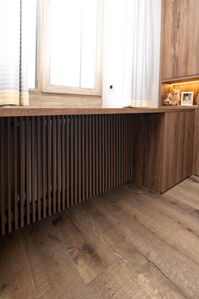 Меблировка спальни: шкаф, стеллаж и стол-подоконник