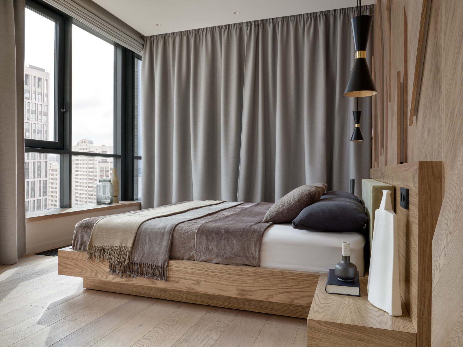 Монохром с деревянными акцентами.Дизайн Анастасия Волчкова.Публикация Elle Decor