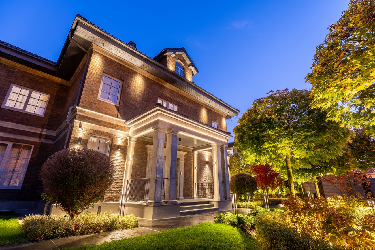 Освещение фасадов и участка д. Раздоры