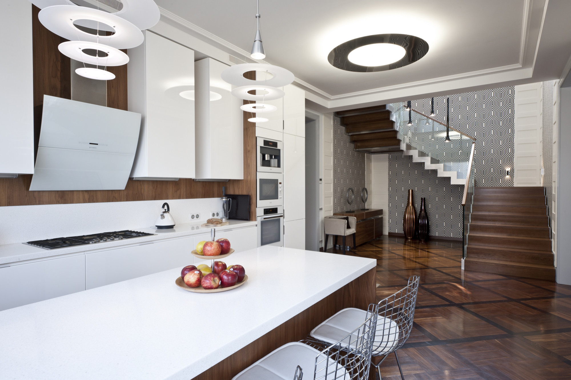 Houzz тур: Союз противоположностей и эффектные обои в доме под Москвой