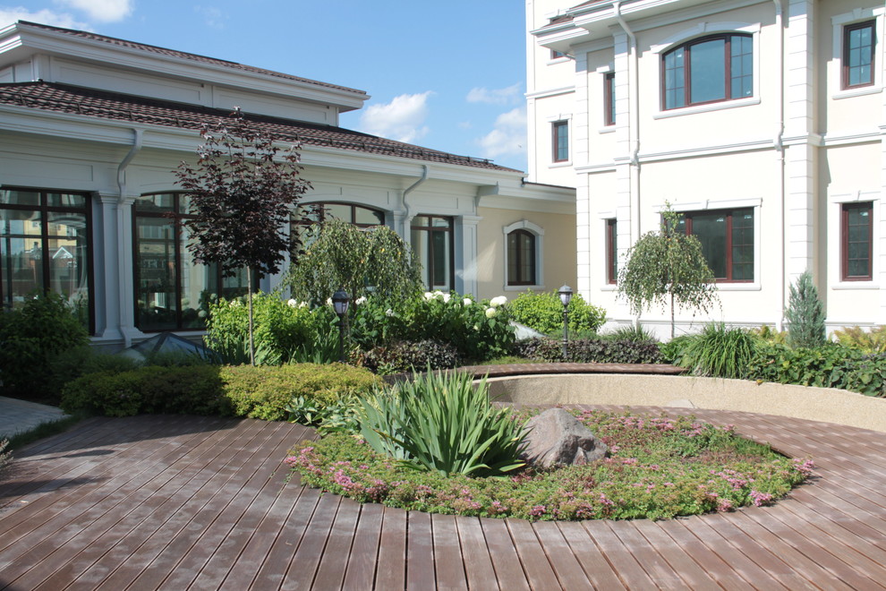 Внутренний дворик в коттеджном поселке "Изумрудный город"