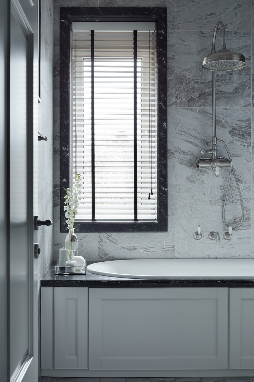 Серая цветовая палитра с яркими акцентами