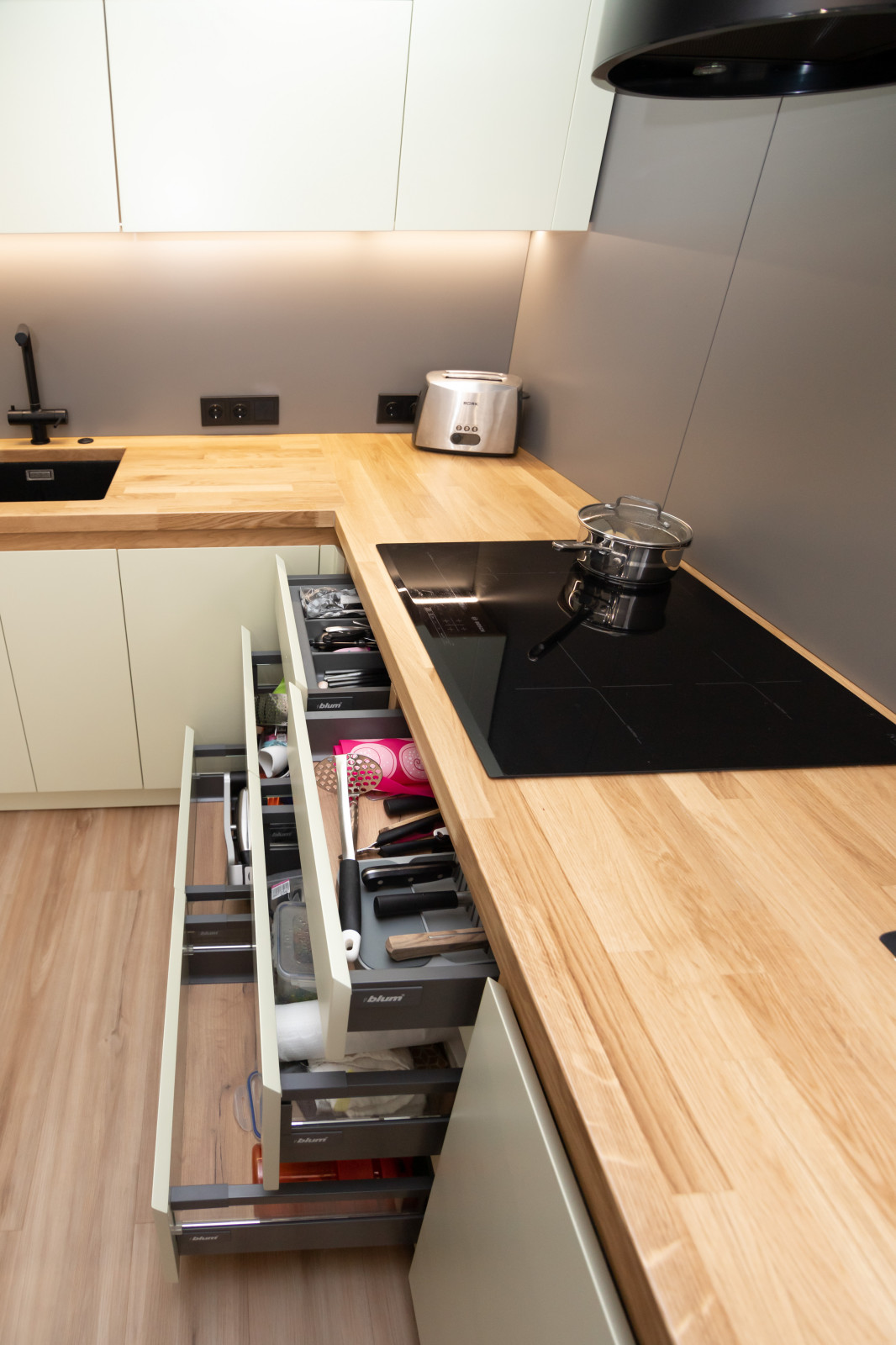 Компактная кухня-прихожая в современном стиле