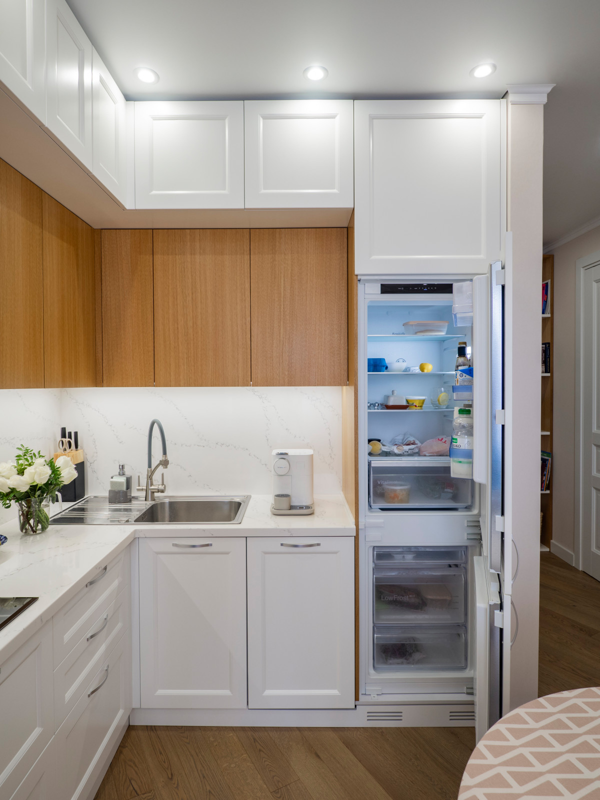 Уютная белая неоклассическая кухня с элементами под дерево