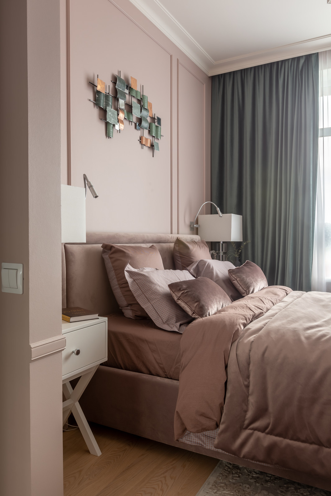 Уютная нежно-розовая  спальня с графичными акцентами.