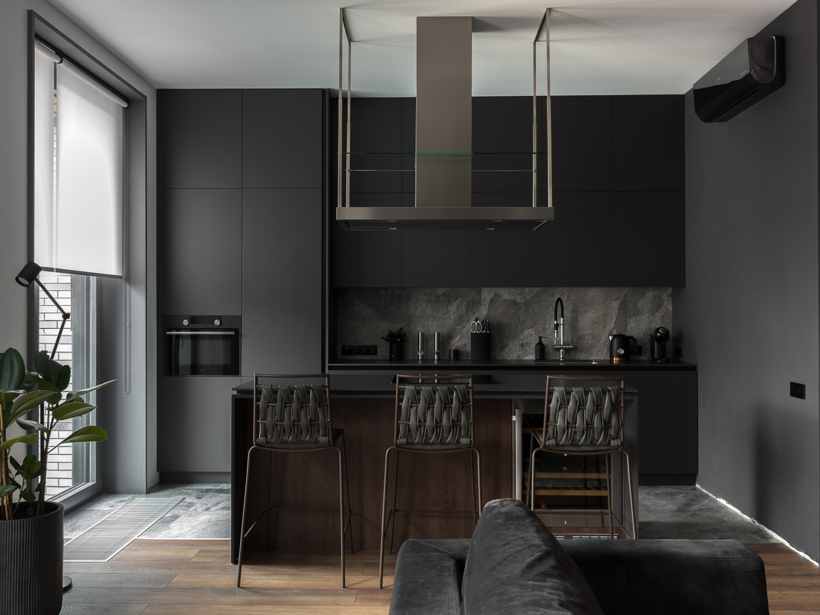 Обложка проекта: Современная черная кухня с островом в ЖК ЗИЛАРТ