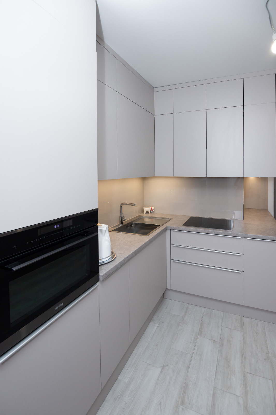 Современная угловая кухня в нежно-сером цвете