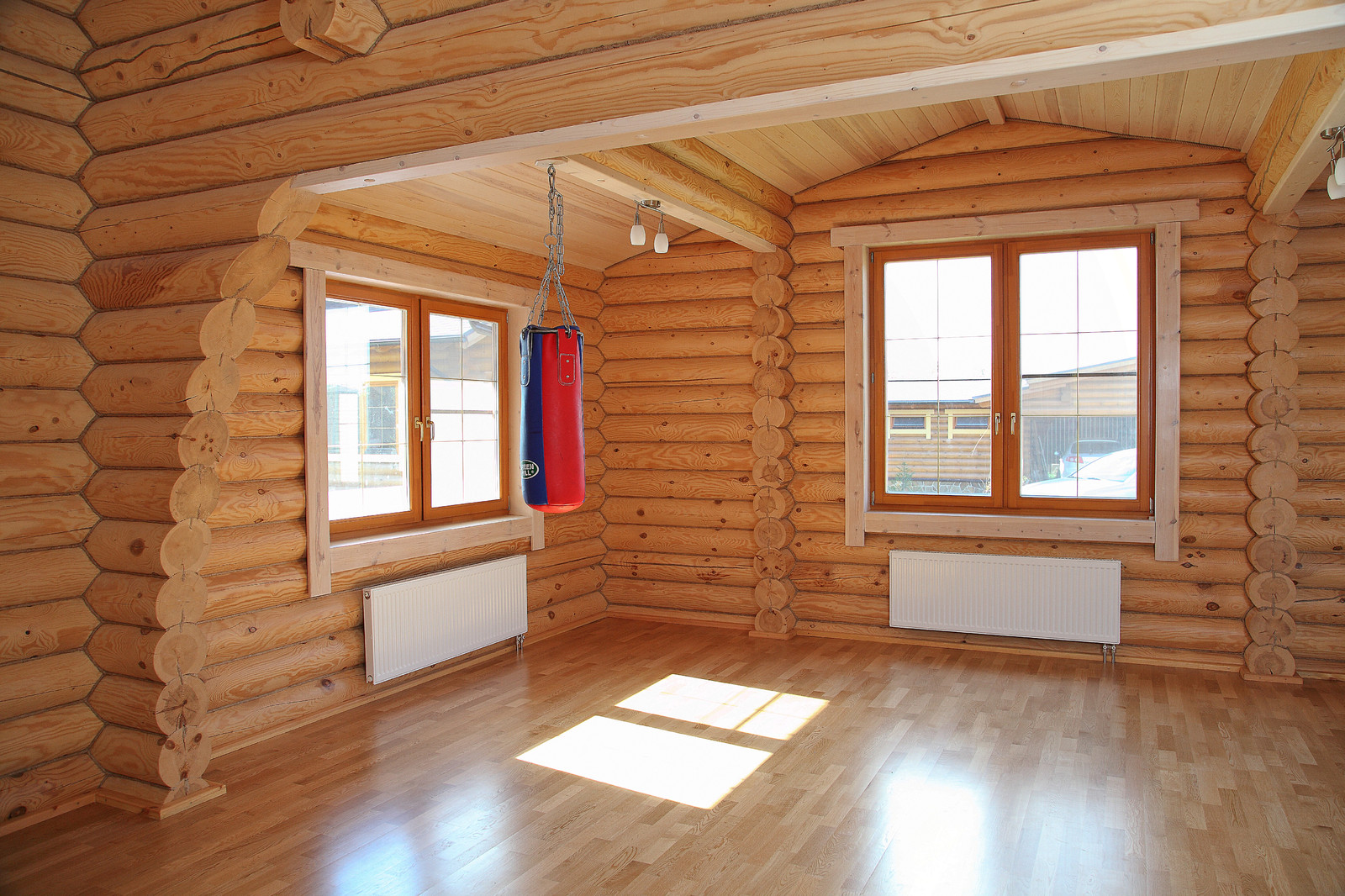 Деревянная баня с бассейном