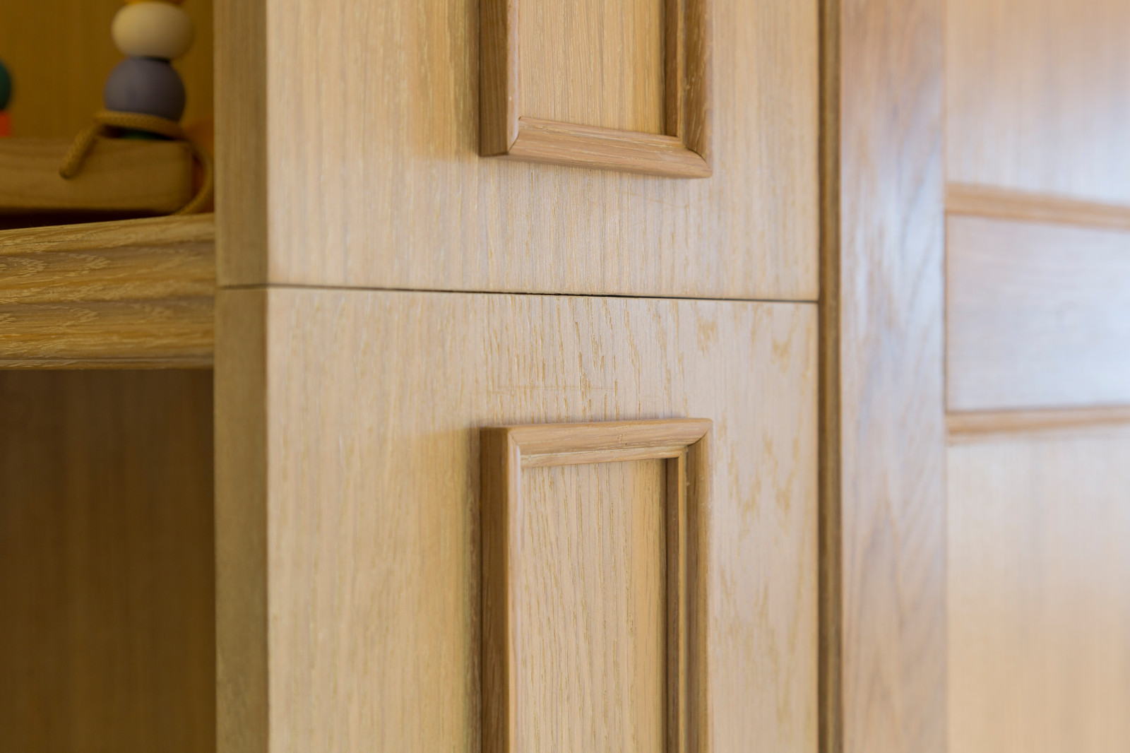 Встроенный шкаф в детскую из массива дуба
