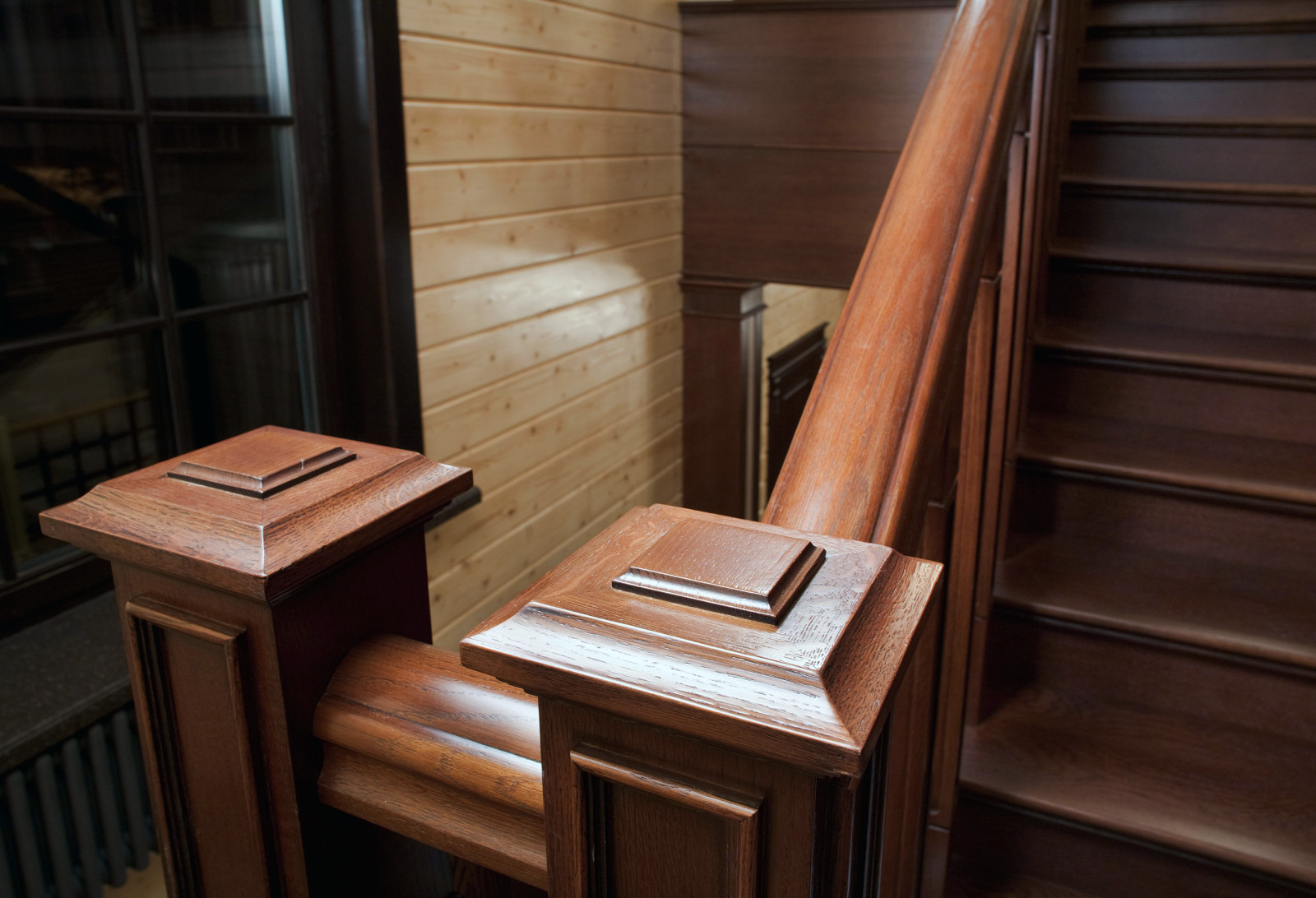 Кессонные потолки, стеновые панели, двери и кухня в деревянном доме