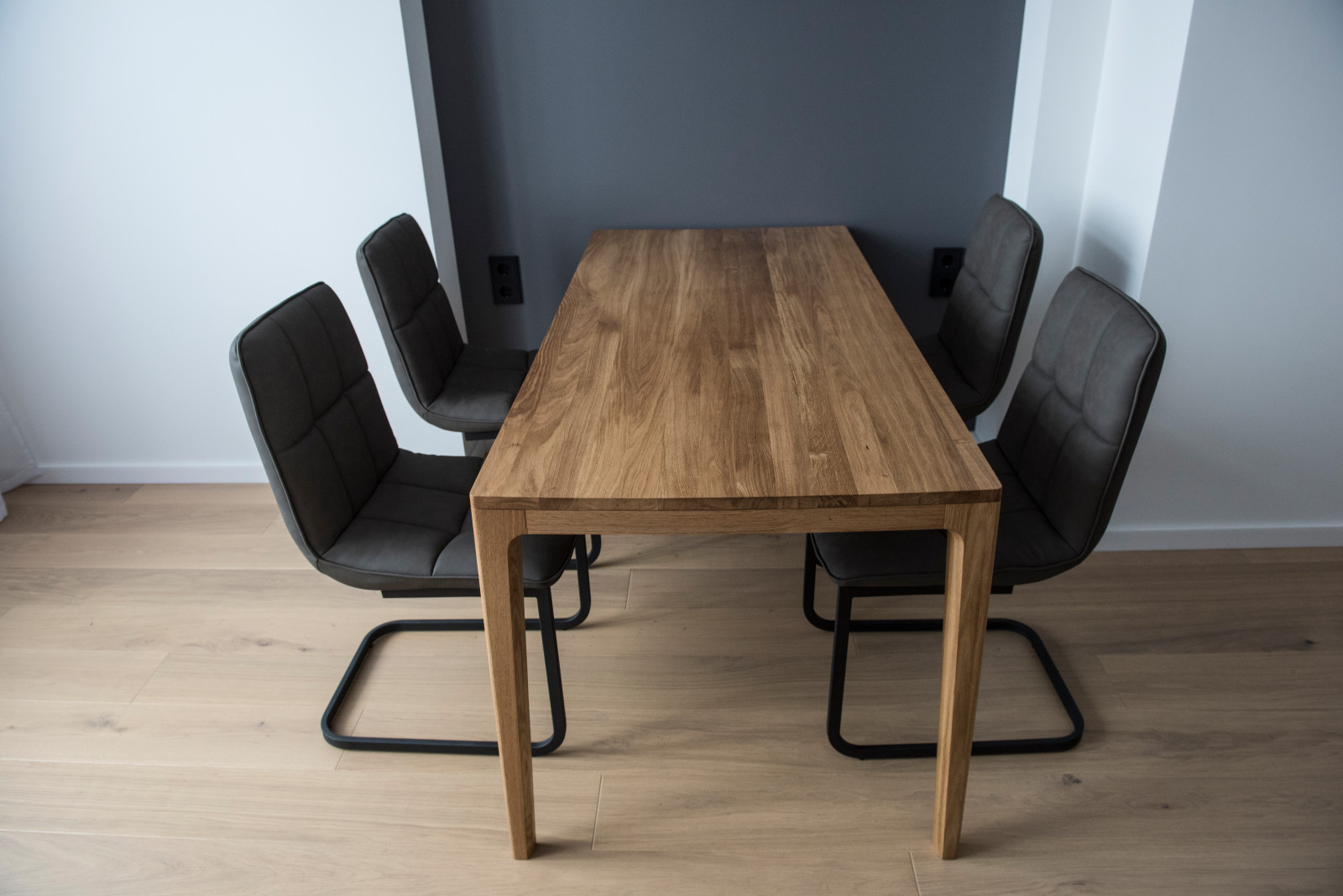 Обложка проекта: Стол из массива дуба