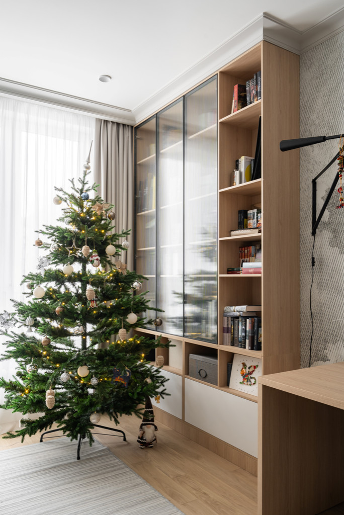 Московская квартира с двумя санузлами и белой кухней