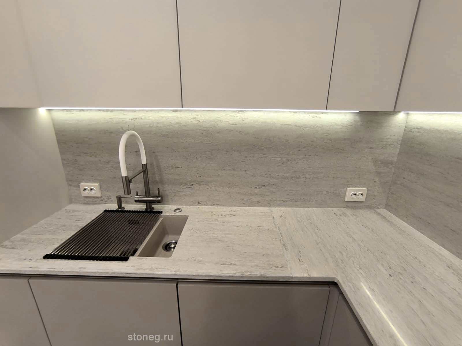 Столешница со стеновыми панелями и кухонный остров из искусственного камня Hanex