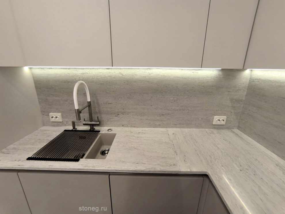 Столешница со стеновыми панелями и кухонный остров из искусственного камня Hanex