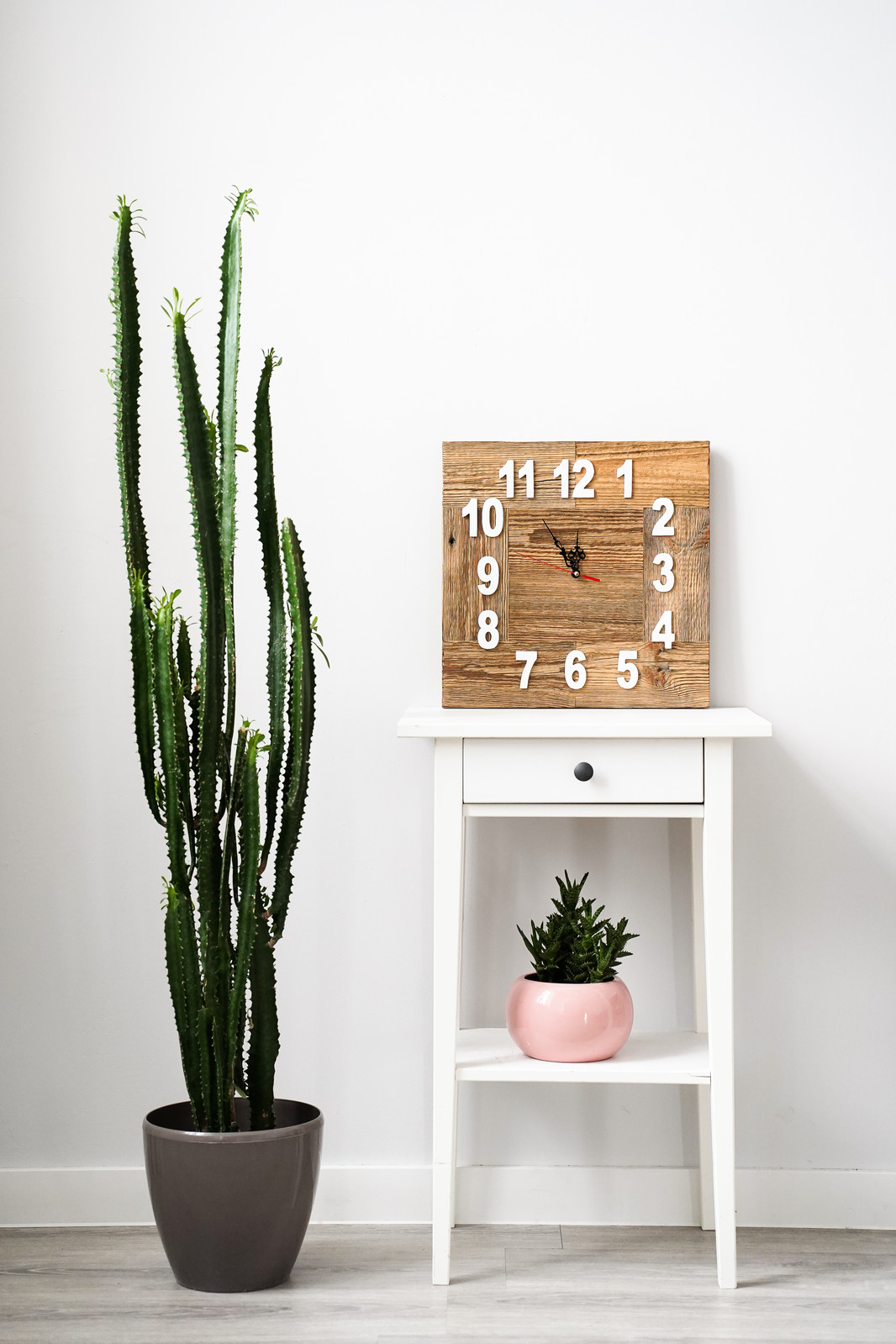 Часы из амбарной доски квадратные