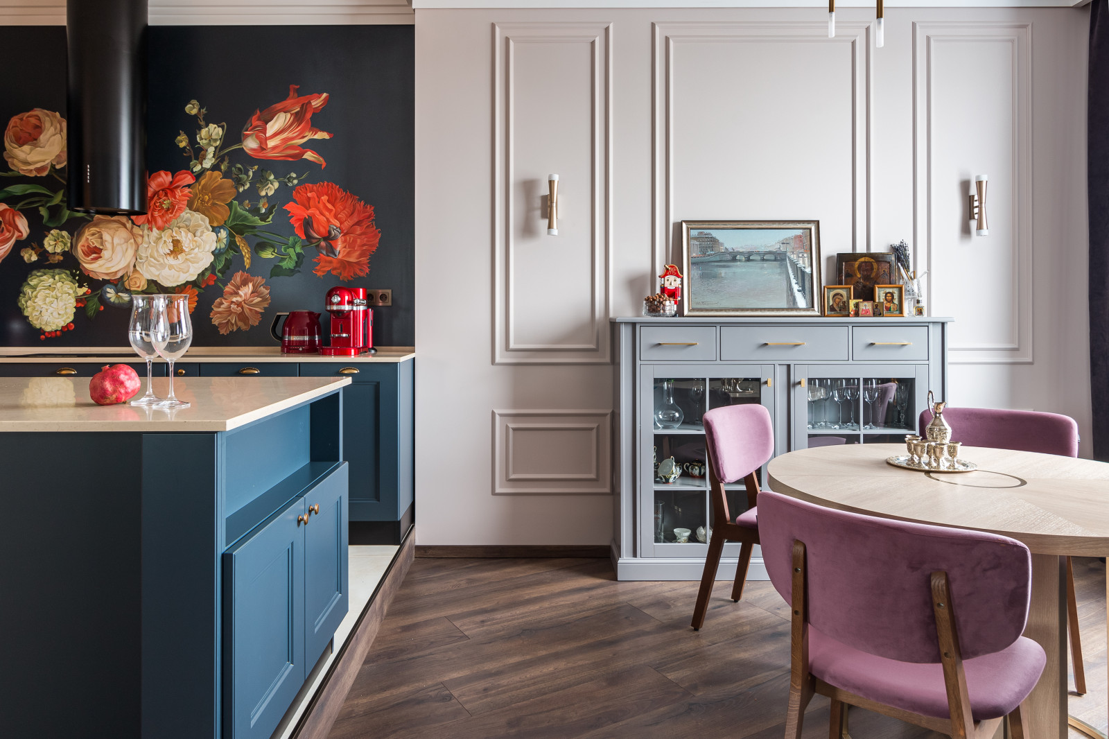 Обеденный стол. Консоль.