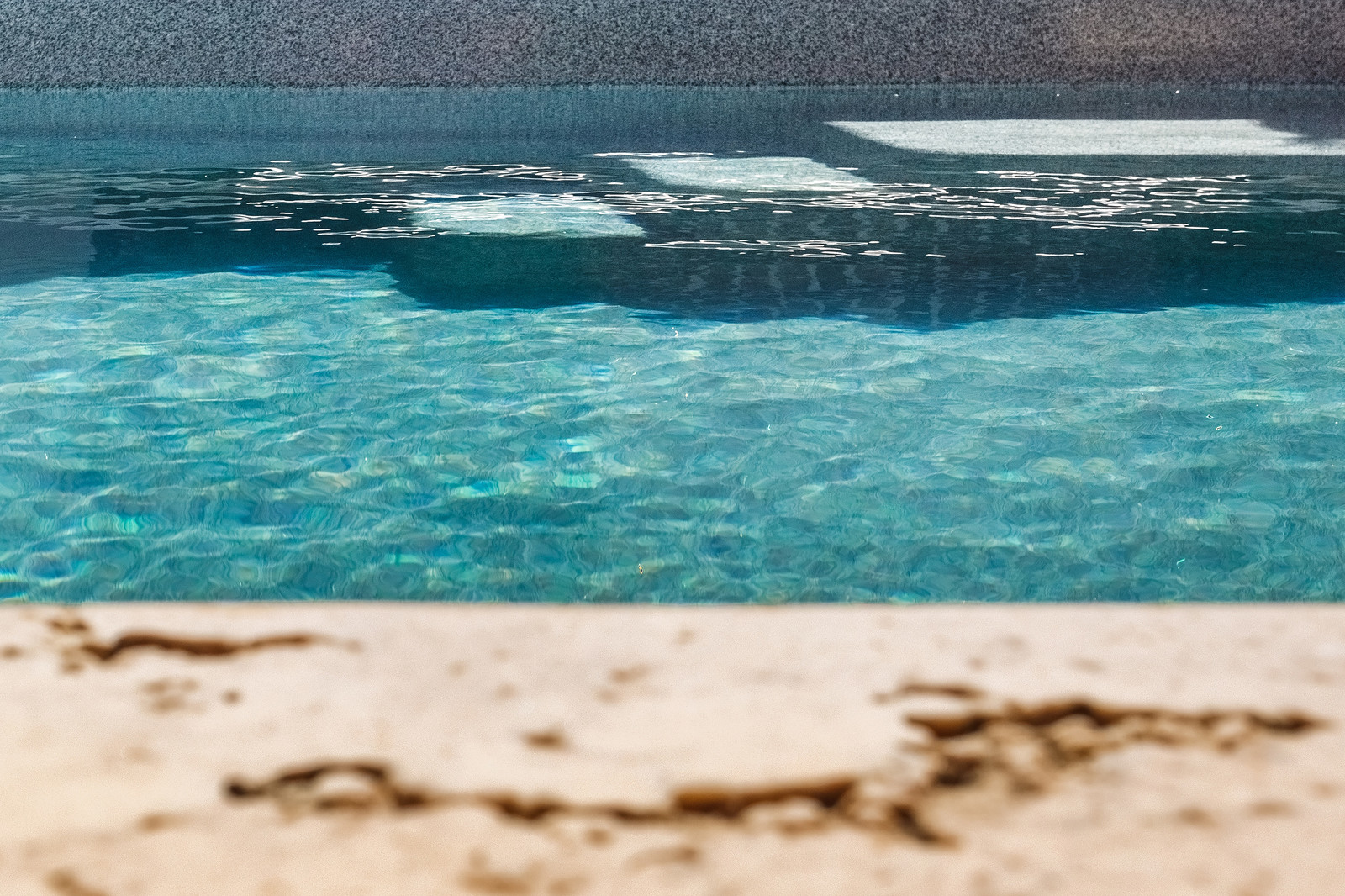 Роллетное покрытие для бассейна под декоративным деревянным коробом.