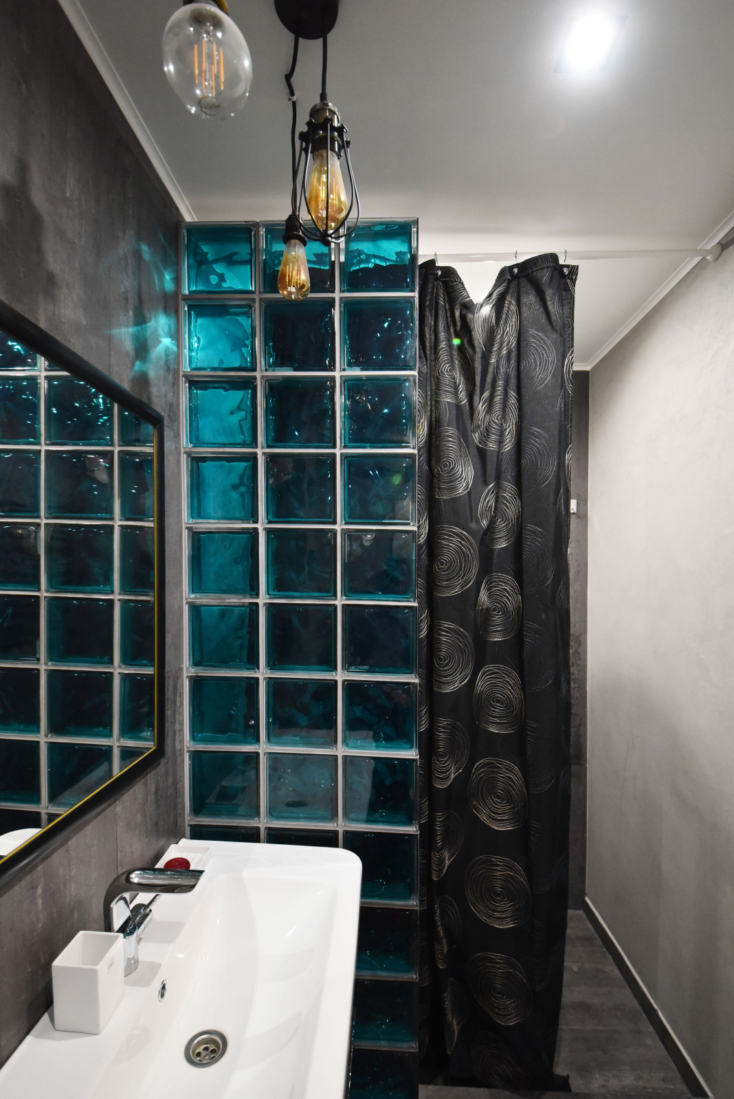 Обложка альбома: гостевой санузел