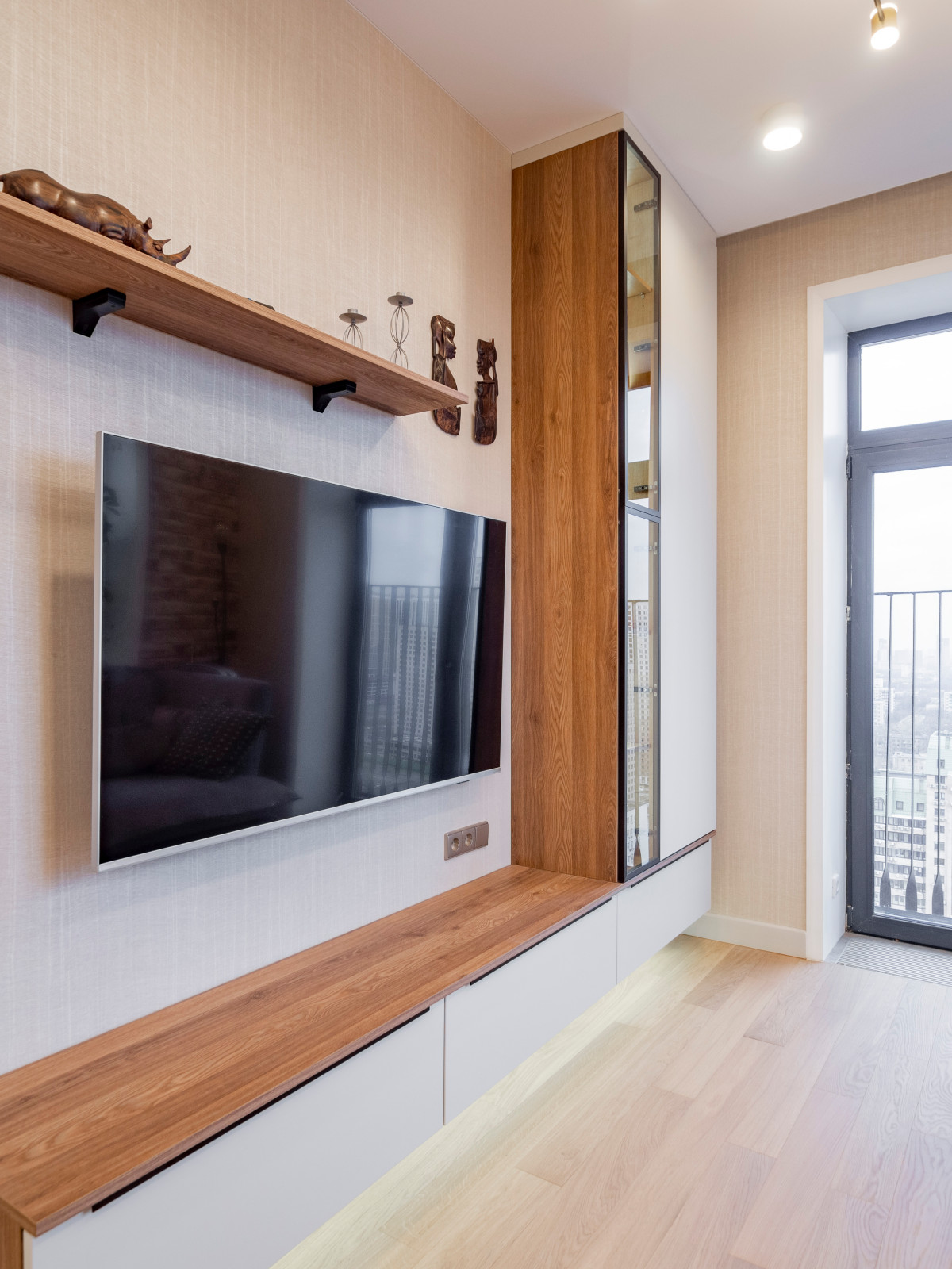 Кухня в минималистичном стиле и оформление ТВ-зоны