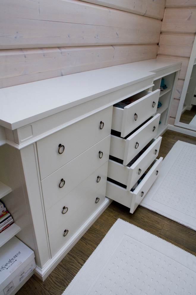 Гардеробная в деревянном доме