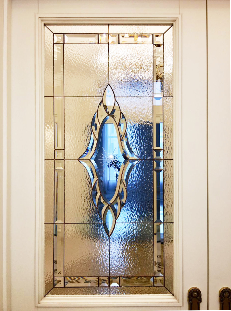 Двери с фацетным витражом