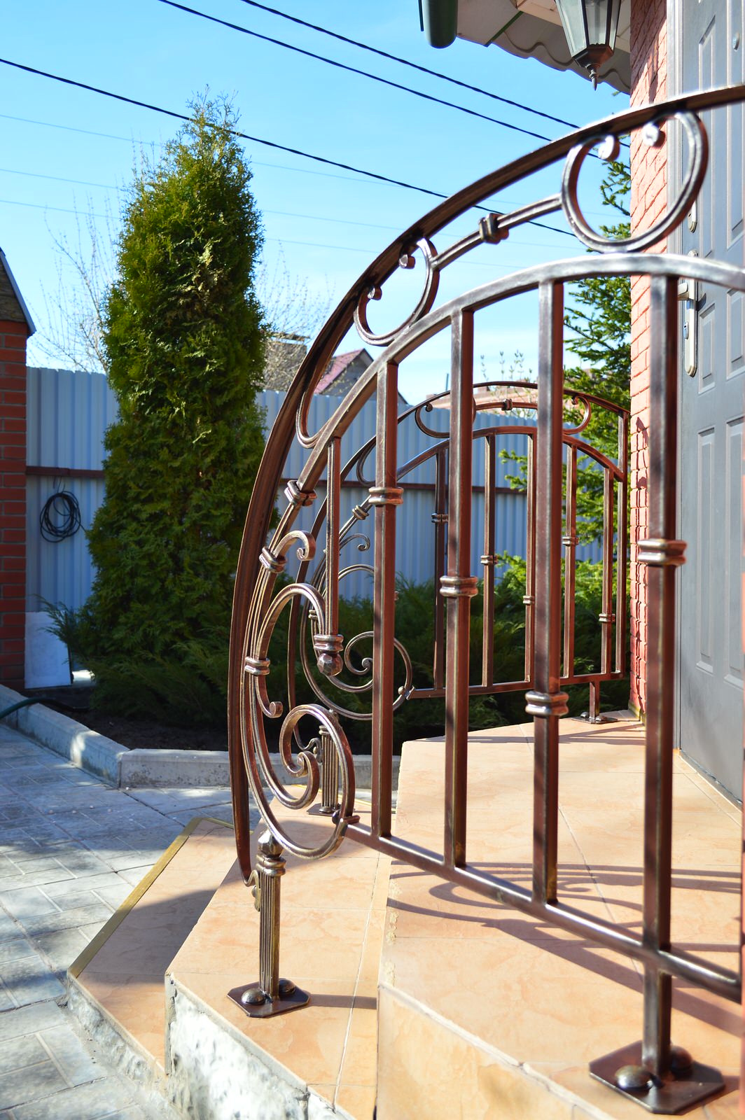 Кованые перила при входе в загородныйдом