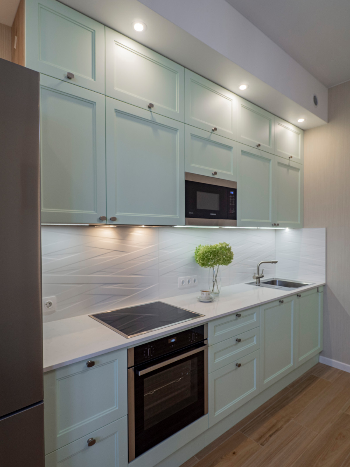 Нежная светло-мятная кухня в стиле неоклассика