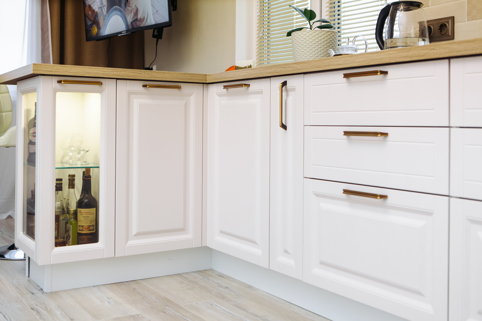 Светлая кухня-гостиная в ЖК Цивилизация