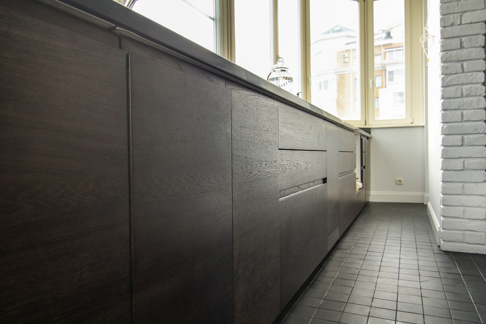 Нестандартная кухня в современном стиле из темного дуба