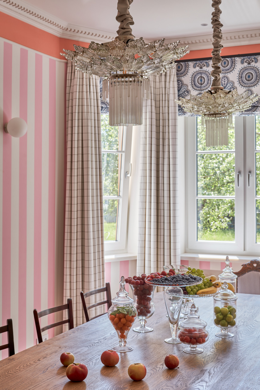 Столовая и кухня в розовую полоску