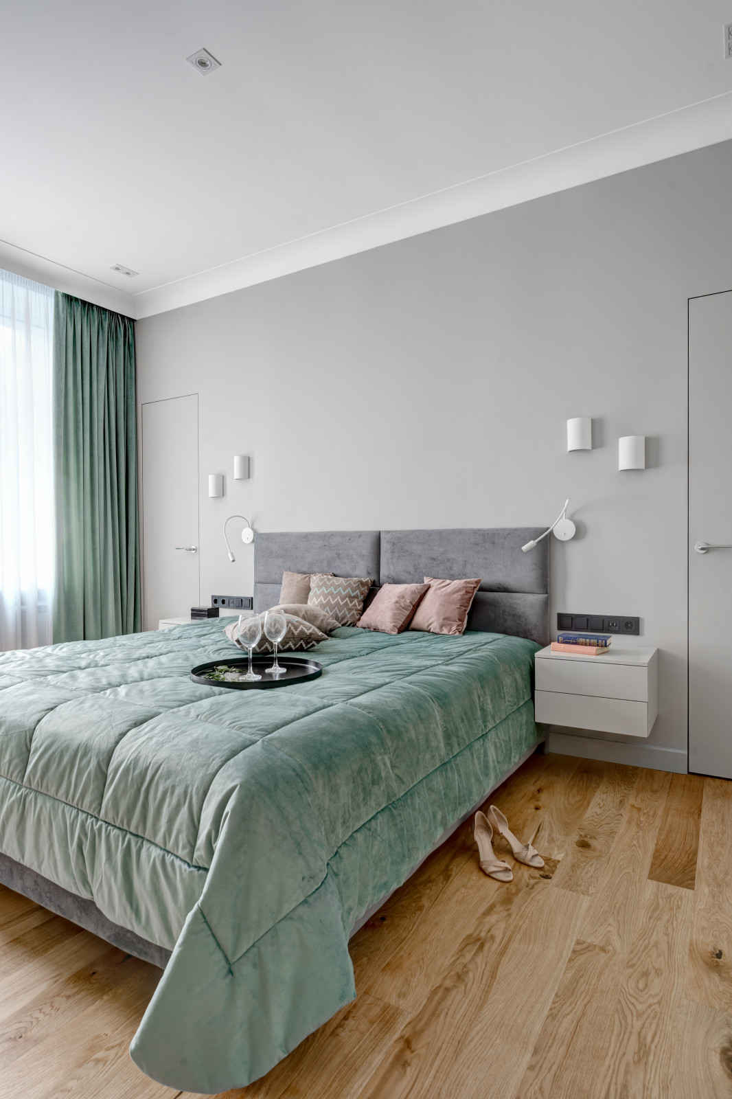 "Смокинг". Квартира на наб. Т. Шевченко