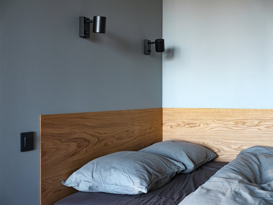 Квартира-студия с черным потолком в стиле лофт