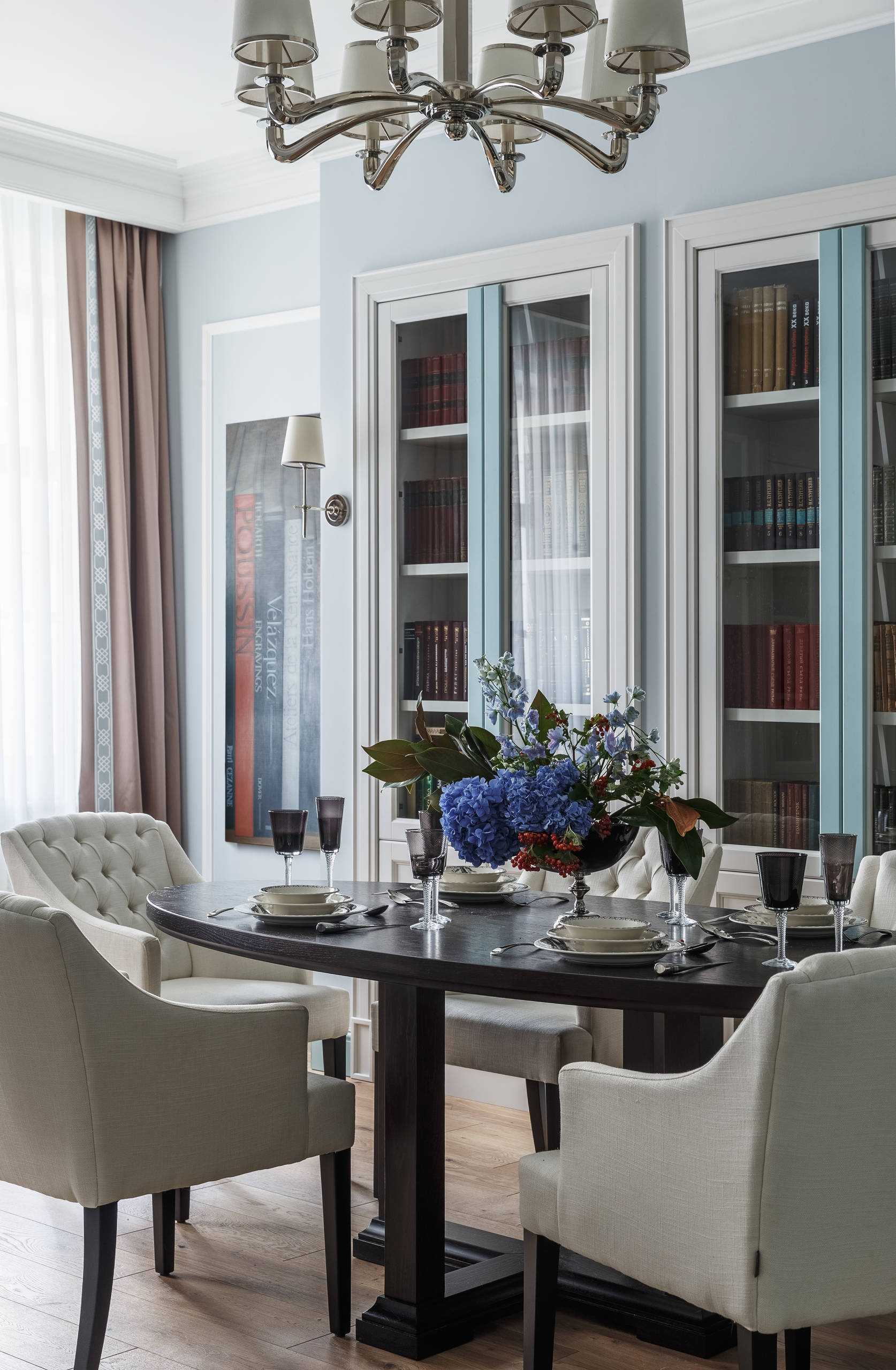 Houzz тур: Квартира с небесно-голубой гостиной